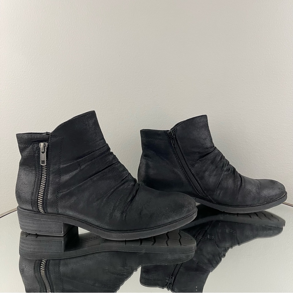 BARETRAPS Black Oiled Faux Leather Ruched Zipper Detail Yuno Ankle Booties - Picture 3 of 12